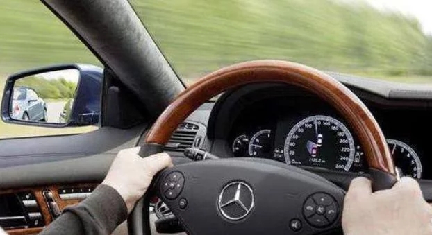 打方向盘的时候很机械