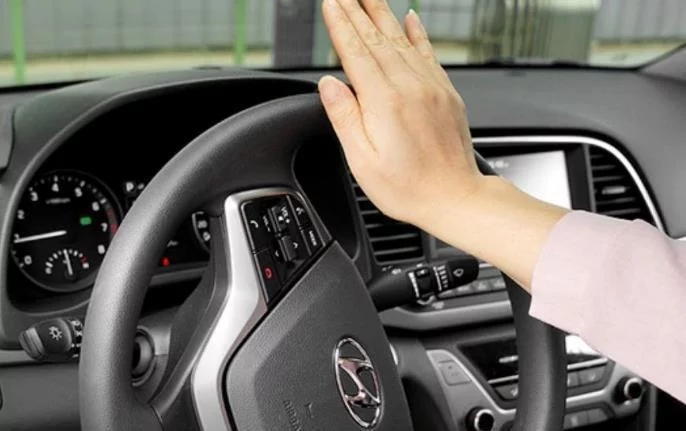 基本上都是一只手放在方向盘上搓,看起来相当的酷炫!而新手司机们基本上是不敢这么干的