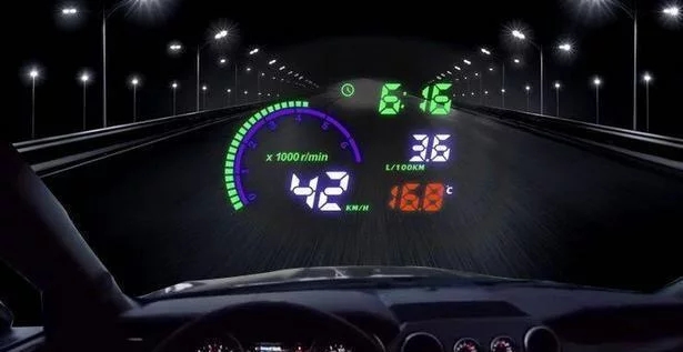 车子仪表盘上的实时信息投影到前风挡玻璃上