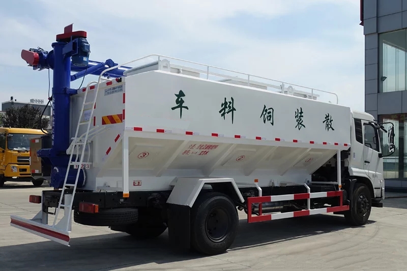 散装饲料车在需要进入养殖场