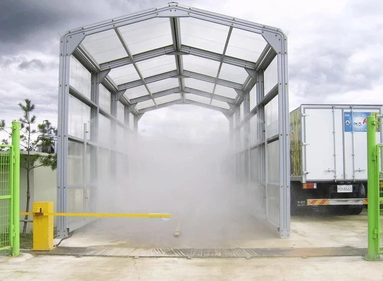 散装饲料车开到消毒通道进行喷雾消毒