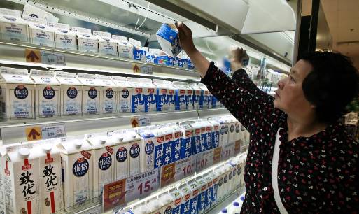解决奶牛生产的饲料问题和奶的质量安全问题