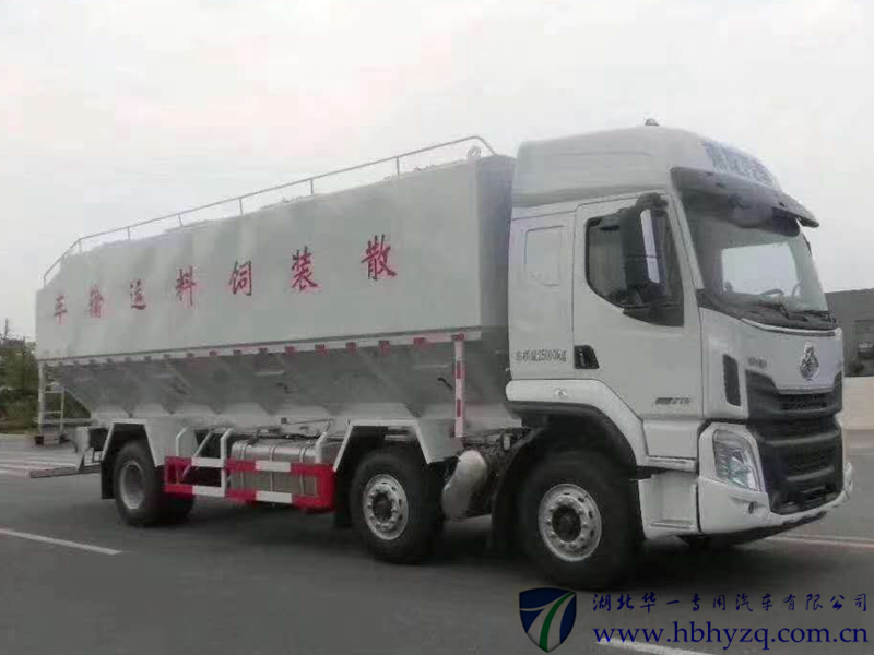 柳汽乘龙小三轴30方散装饲料运输车