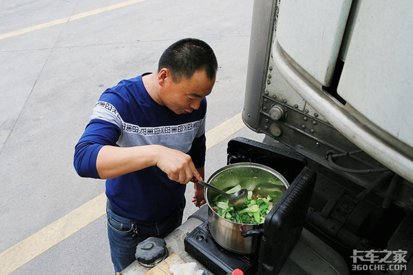 吃饭不要太饱、太油腻