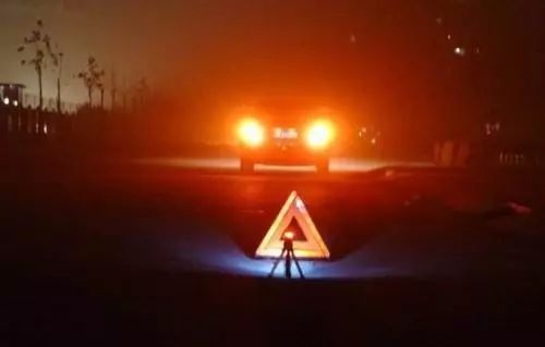 遇突发事件一定要打开双闪并设立警告标示